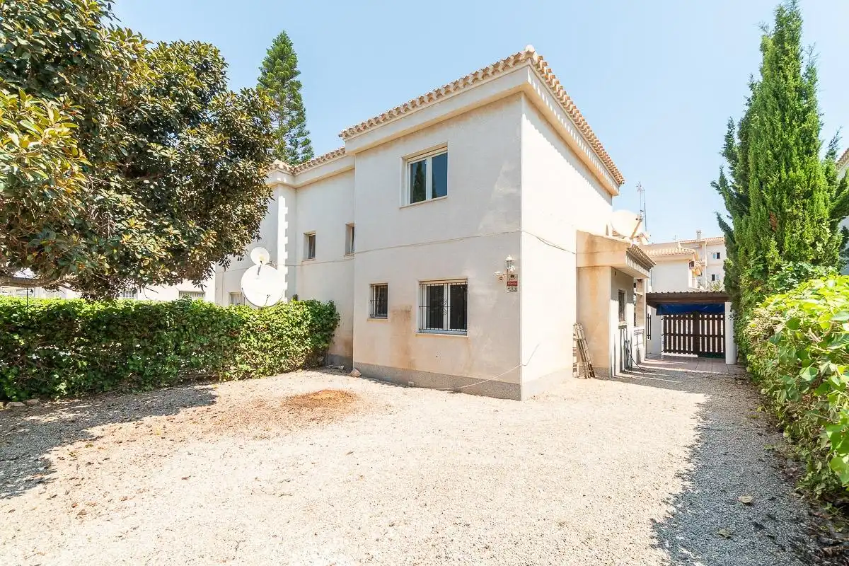 Vista exterior de Casa adosada en venta en Orihuela