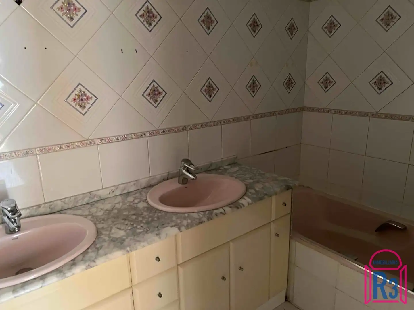 Bany de Pis en venda en León Capital  amb Calefacció, Terrassa i Traster