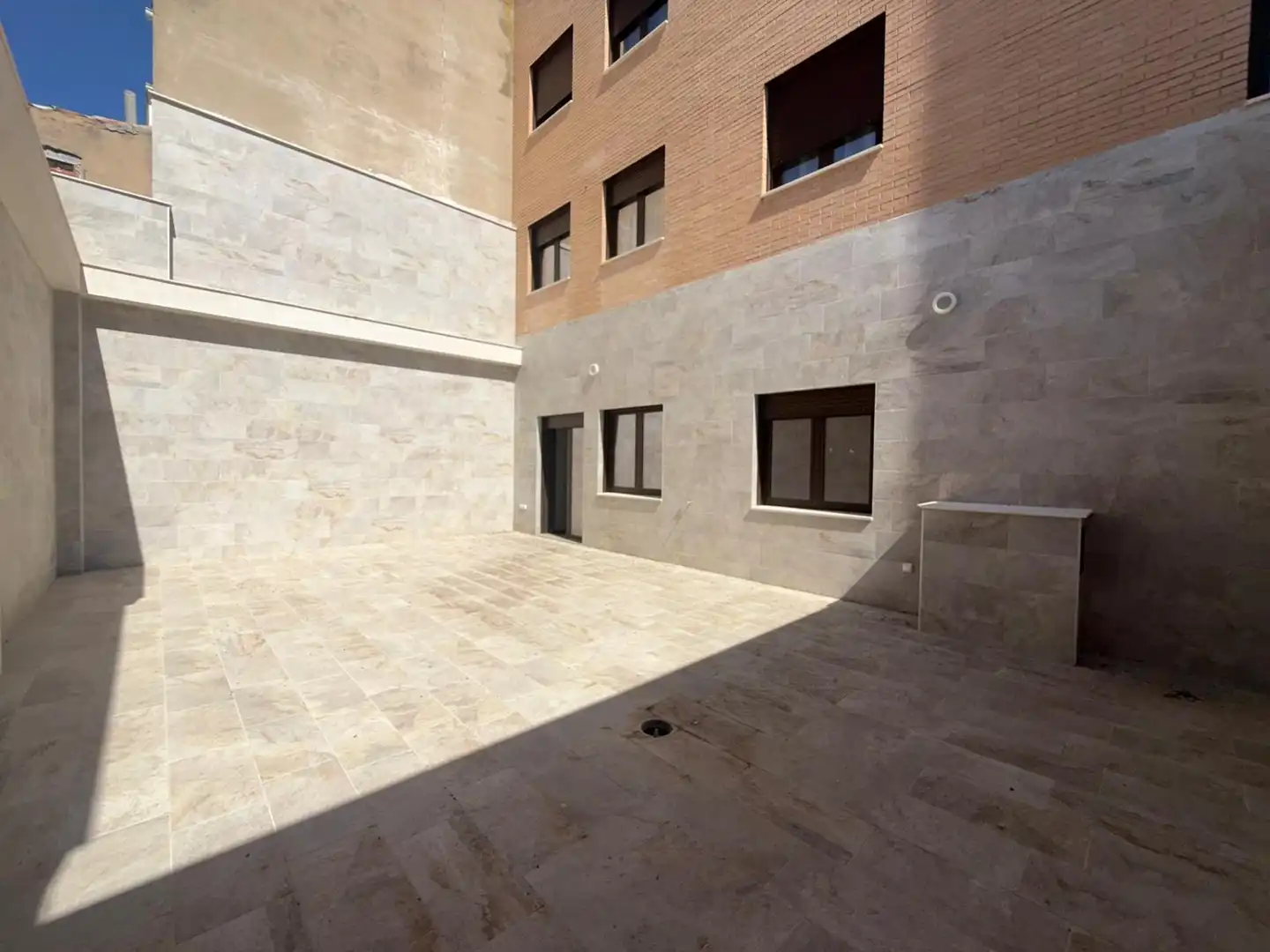 Vista exterior de Planta baixa en venda en Tomelloso amb Aire condicionat, Calefacció i Jardí privat