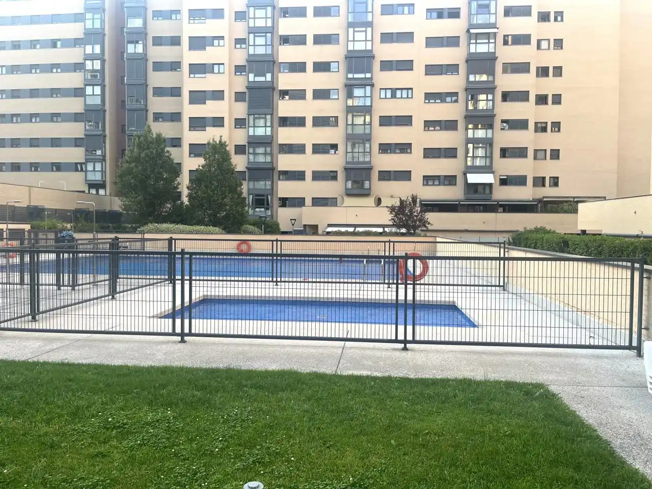Swimming pool of Flat for rent in Madrid  with Air Conditioner, Storage room and Furnished