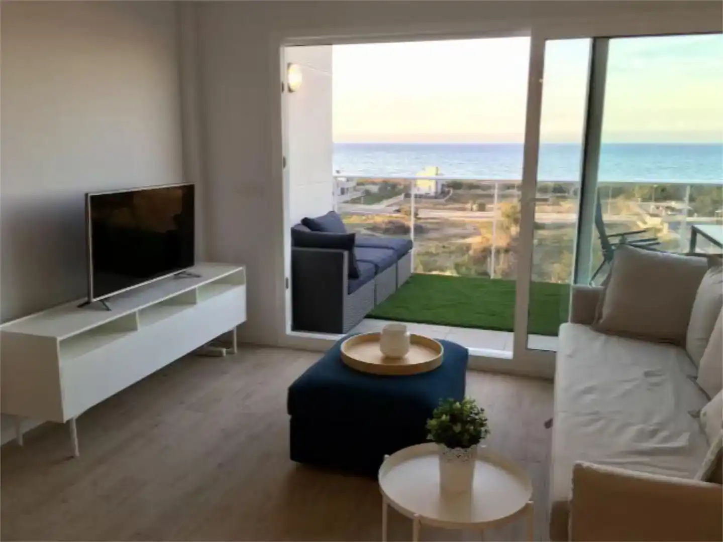 Sala d'estar de Pis de lloguer en Oliva amb Aire condicionat, Piscina i Moblat
