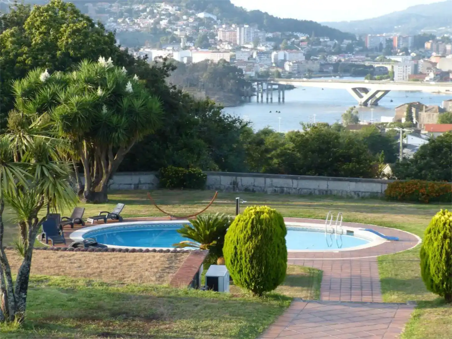 Piscina de Pis en venda en Pontevedra Capital  amb Jardí privat, Parquet i Piscina