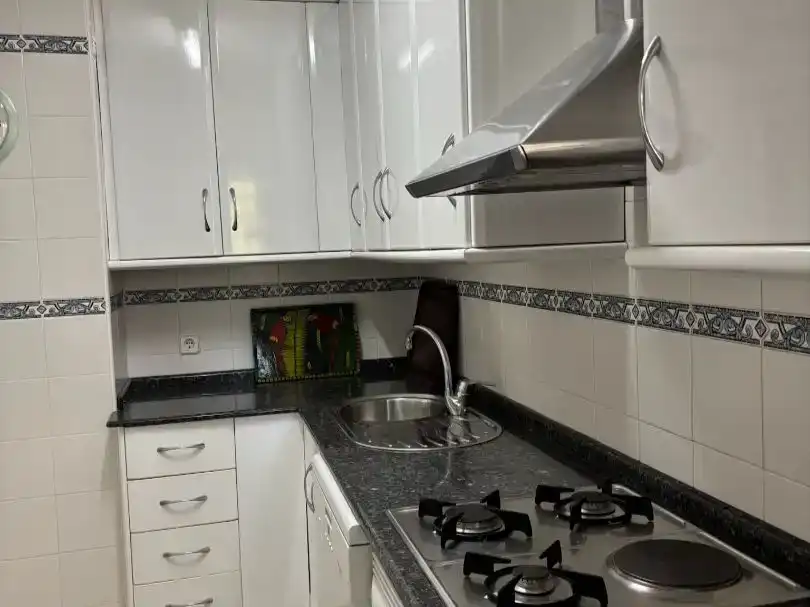 Cuina de Pis de lloguer en Orihuela amb Aire condicionat, Jardí privat i Moblat