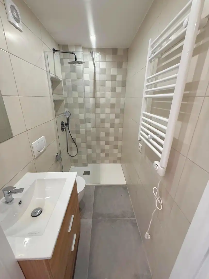 Baño de Piso para compartir en Madrid con Aire acondicionado, Calefacción y Amueblado