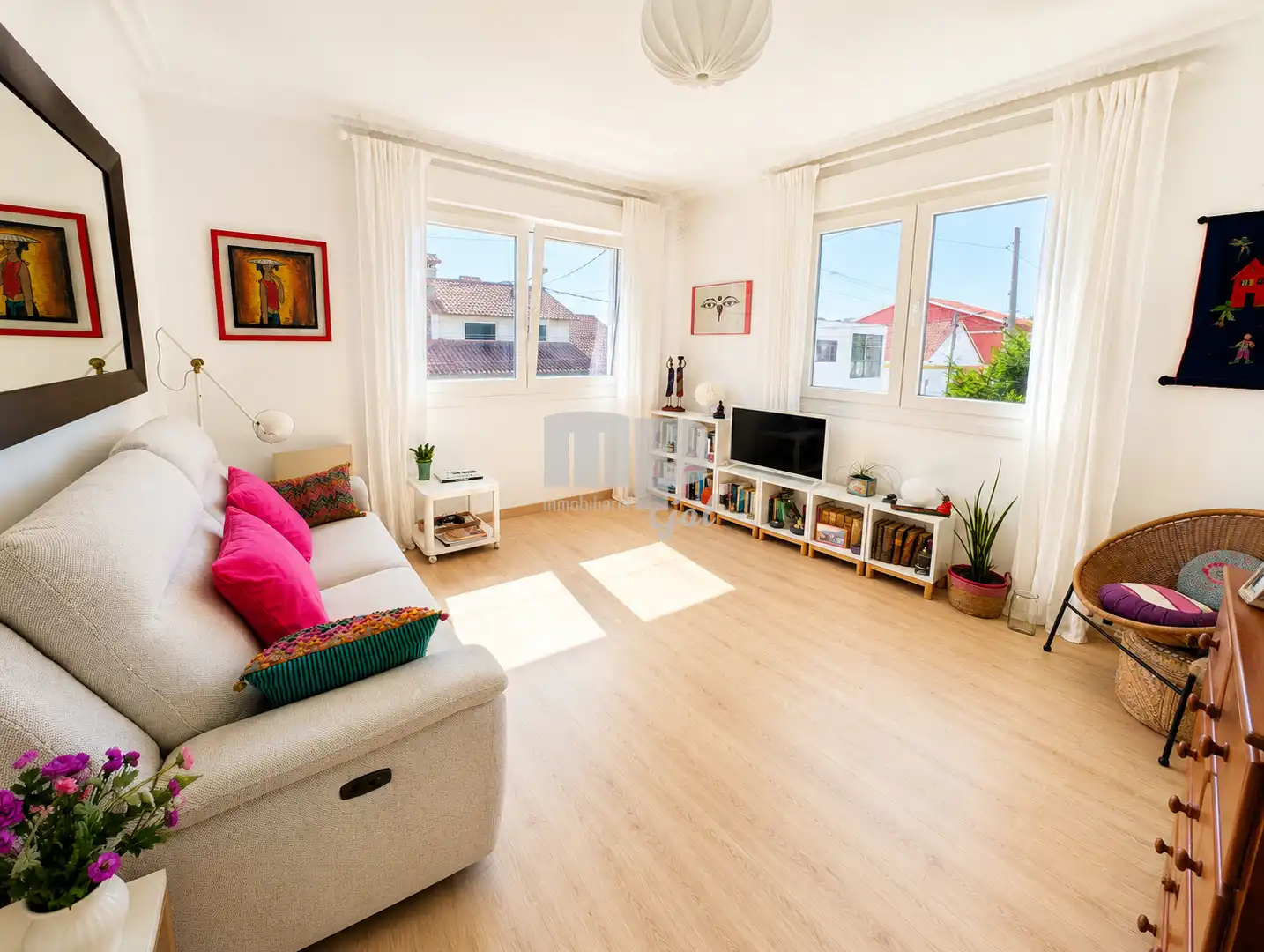 Sala d'estar de Casa o xalet en venda en Cangas  amb Calefacció, Jardí privat i Parquet