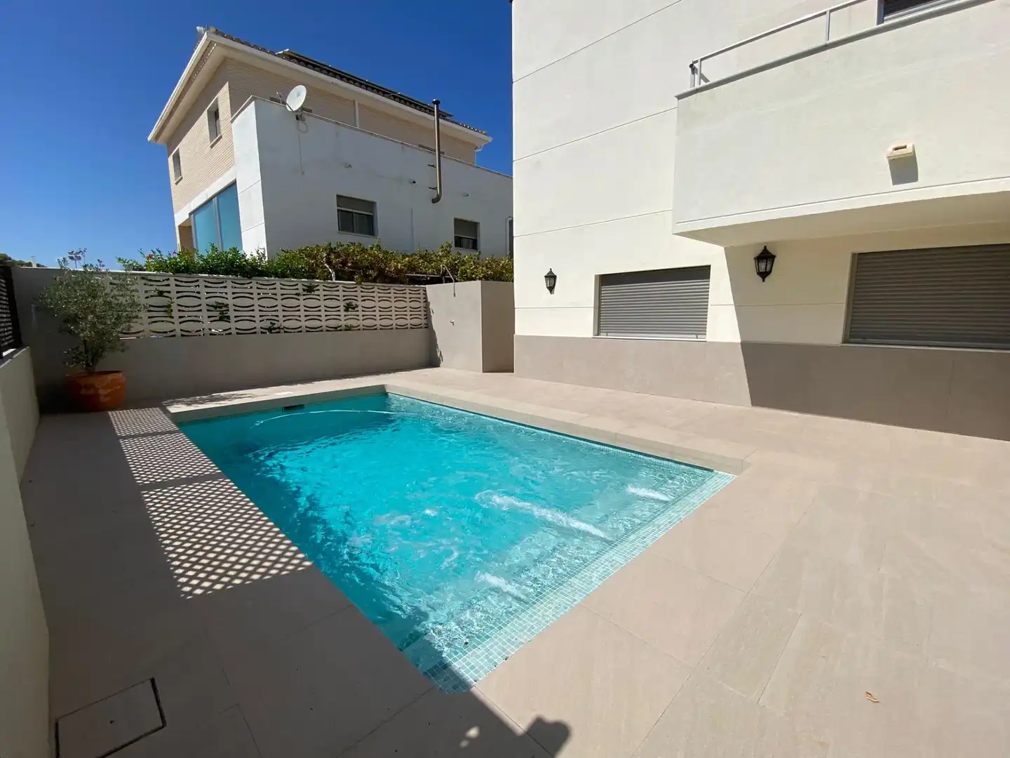Piscina de Casa adosada en venda en Oliva amb Aire condicionat, Calefacció i Jardí privat
