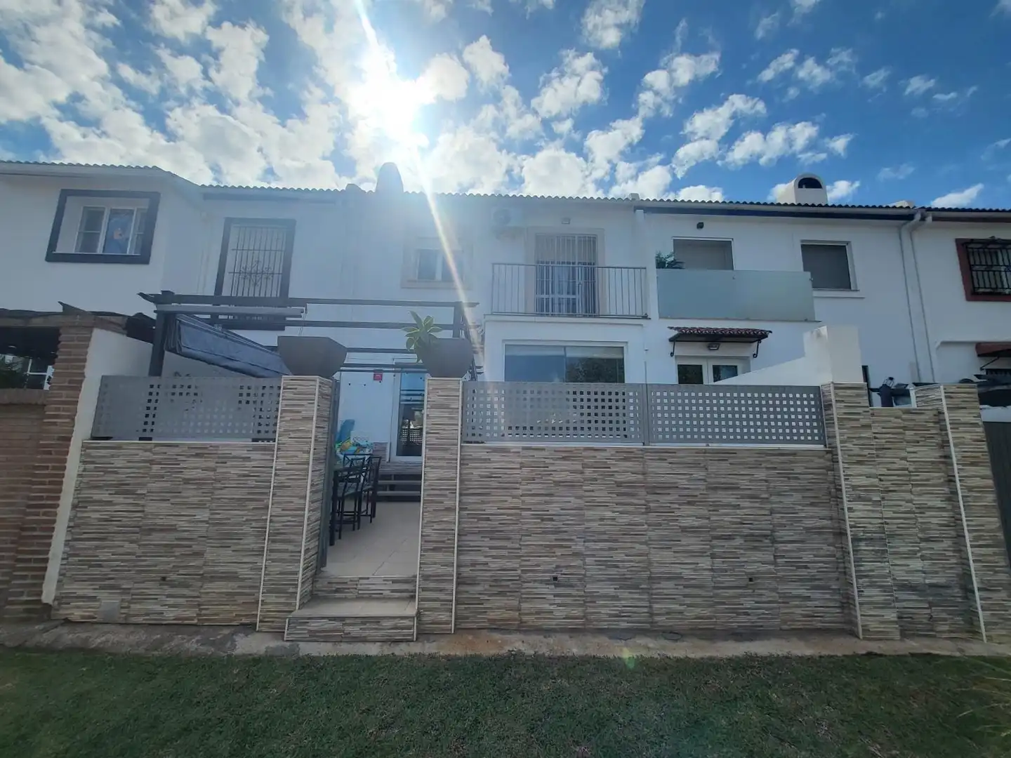 Vista exterior de Casa adosada en venda en Alhaurín de la Torre amb Aire condicionat, Jardí privat i Terrassa