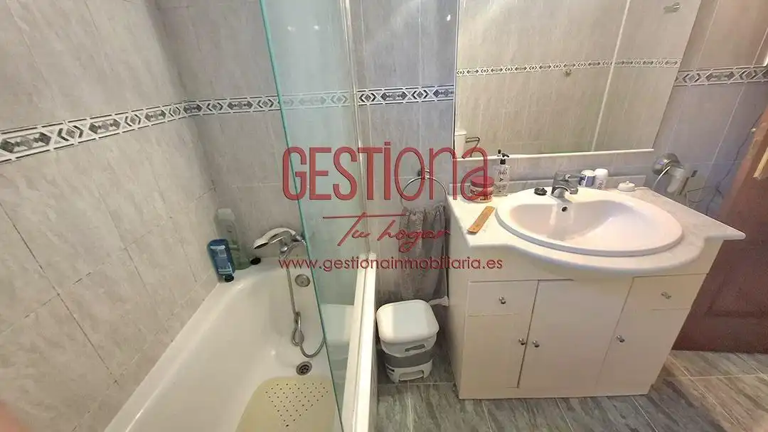 Badezimmer von Erdgeschoss zum Verkauf in Castro-Urdiales mit Heizung, Privatgarten und Terrasse