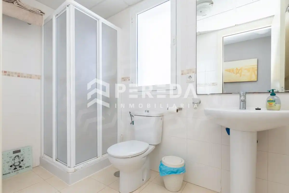 Badezimmer von Dachboden zum Verkauf in Roquetas de Mar mit Privatgarten, Terrasse und Abstellraum