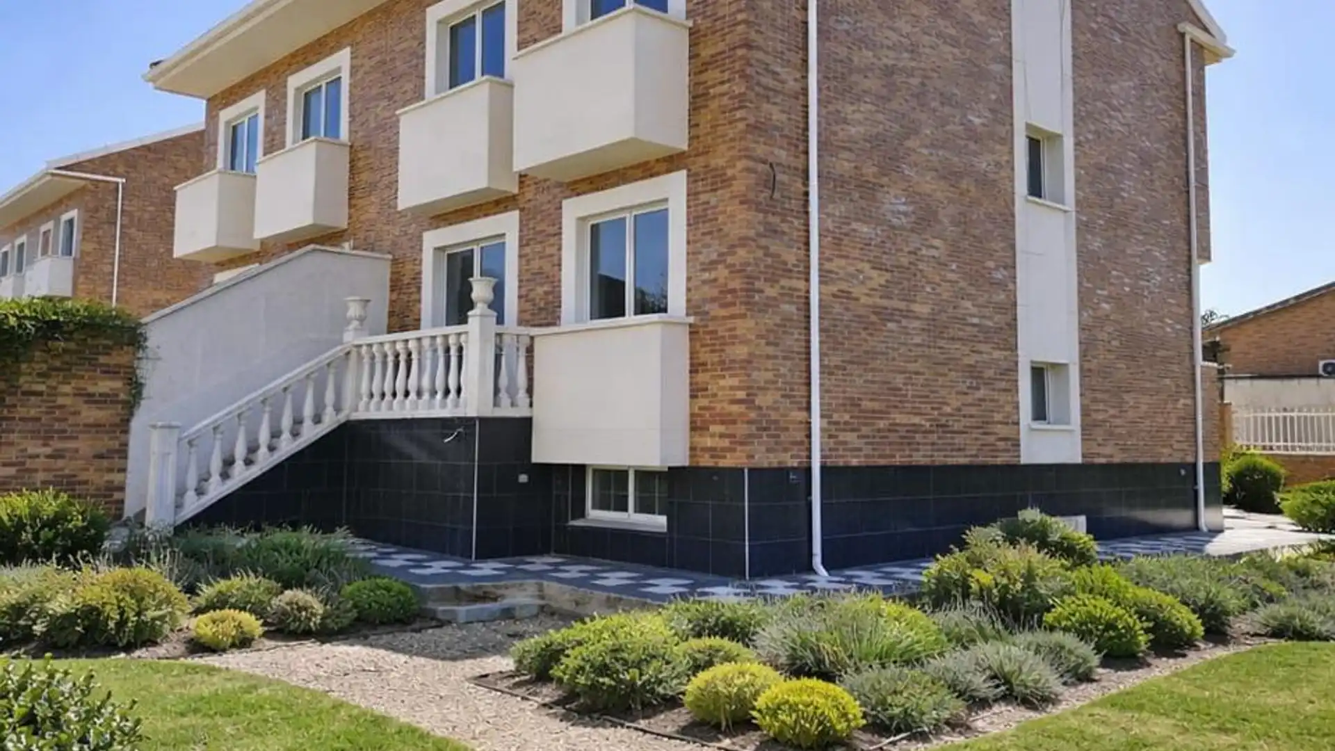 Vista exterior de Casa adosada en venta en Burguillos de Toledo con Calefacción y Jardín privado