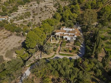 Casa rústica con piscina en venta en Los Tablones - La Garnatilla