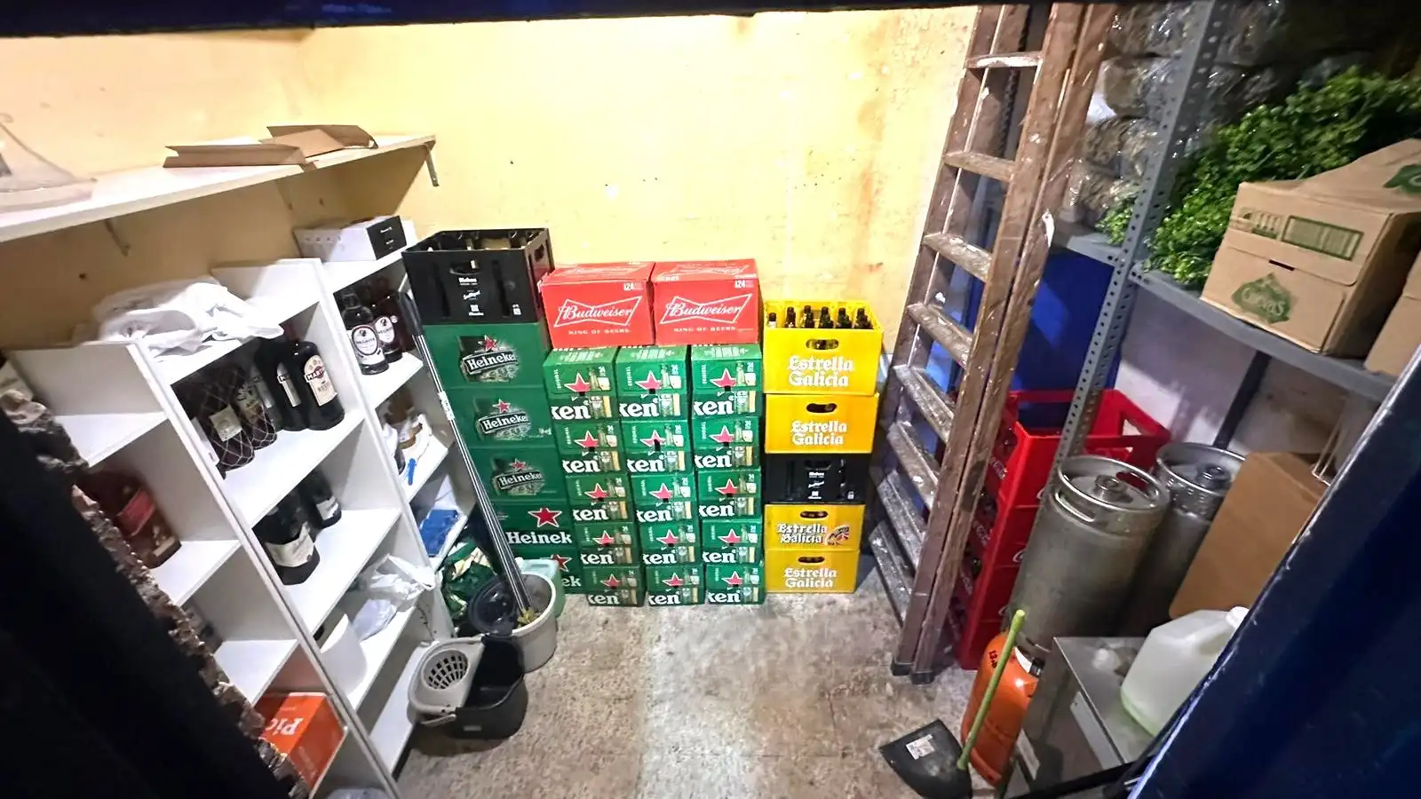 Local en traspaso en Santa Coloma de Gramenet con Aire acondicionado, Amueblado y Alarma