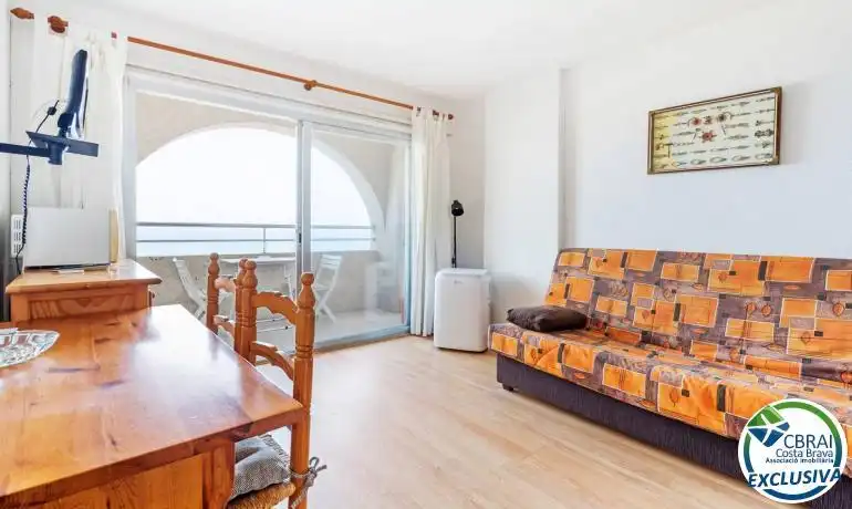 Sala d'estar de Estudi en venda en Empuriabrava amb Terrassa, Moblat i Microones