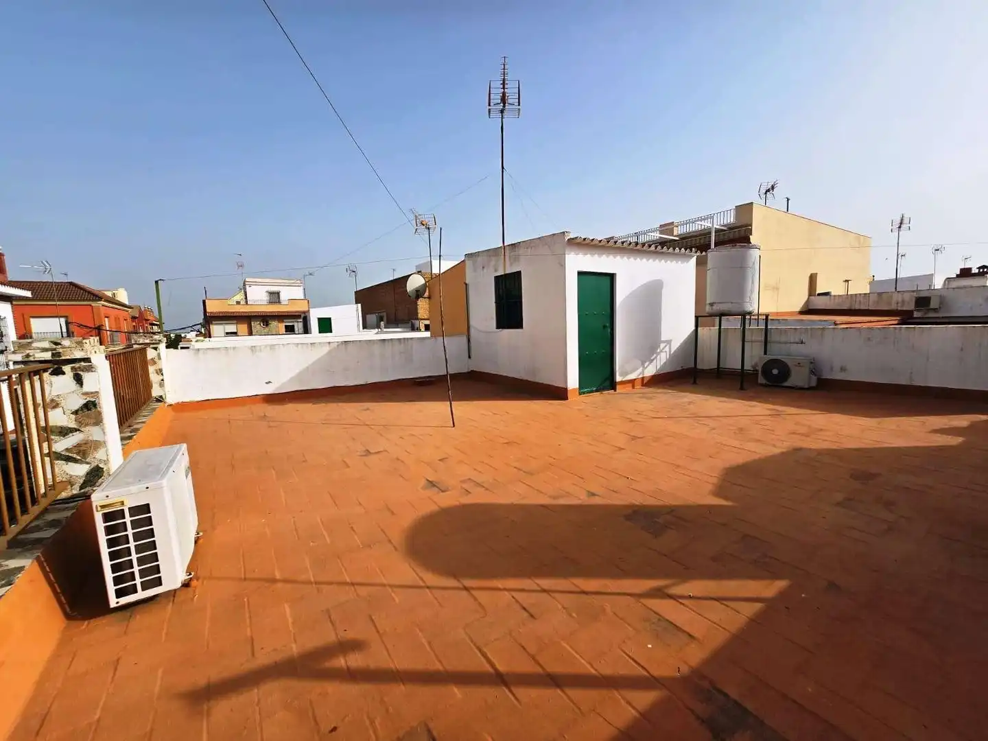 Vista exterior de Casa o chalet en venta en Bormujos con Aire acondicionado y Terraza