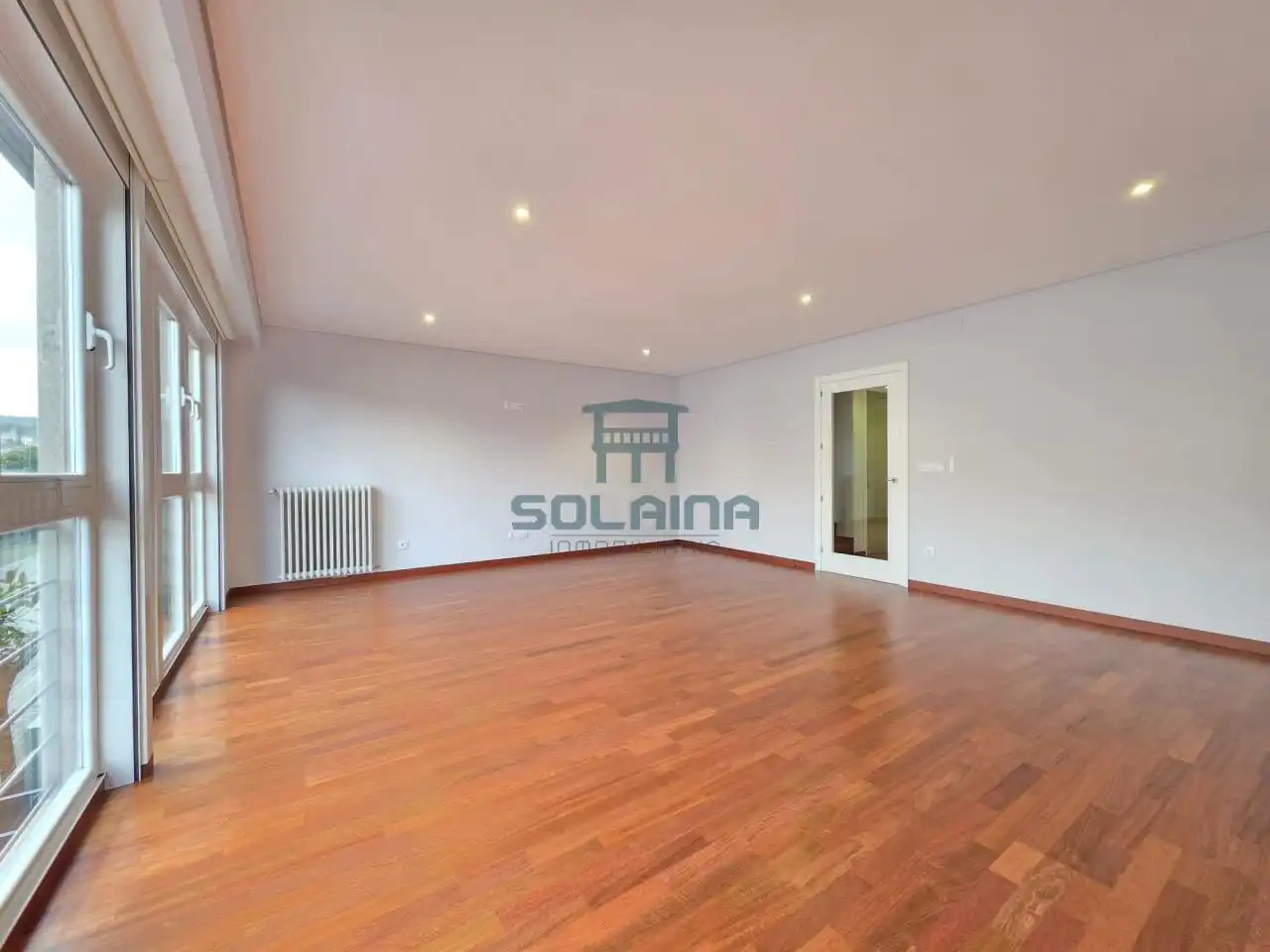 Sala d'estar de Casa adosada en venda en Ourense Capital  amb Calefacció, Jardí privat i Terrassa