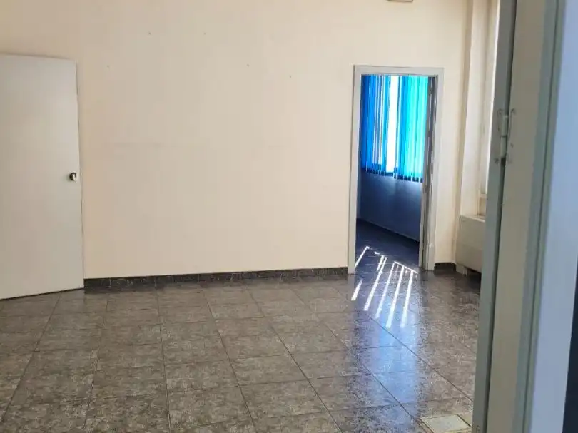 Oficina de alquiler en Peligros con Internet y Alarma