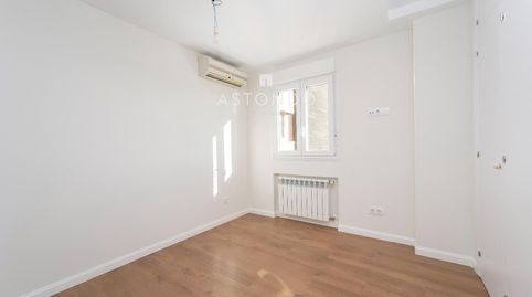 Piso de 3 dormitorios en alquiler totalmente reformado en urbanización privada con piscina y garaje. Barrio Castilla, Chamartin., immagine 2