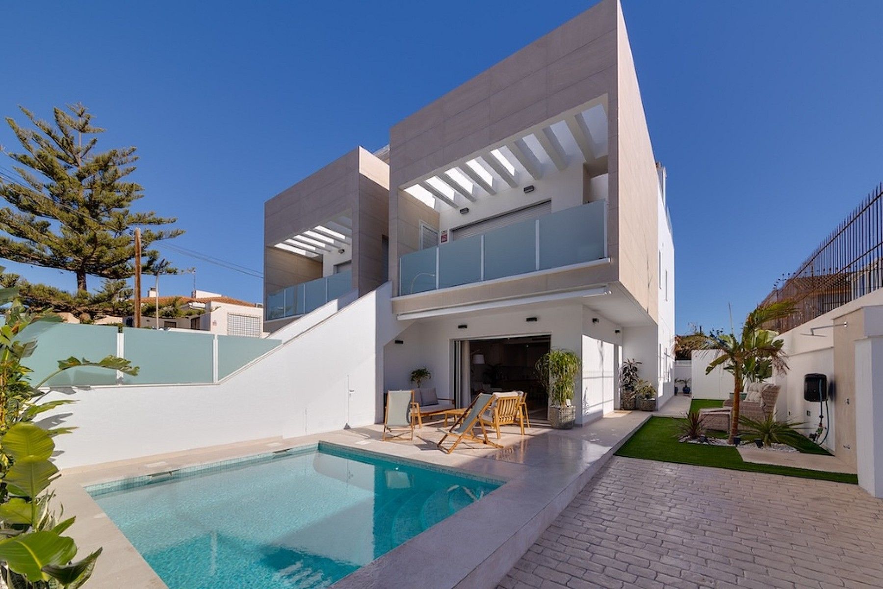 Vista exterior de Apartament en venda en San Pedro del Pinatar amb Aire condicionat, Jardí privat i Terrassa