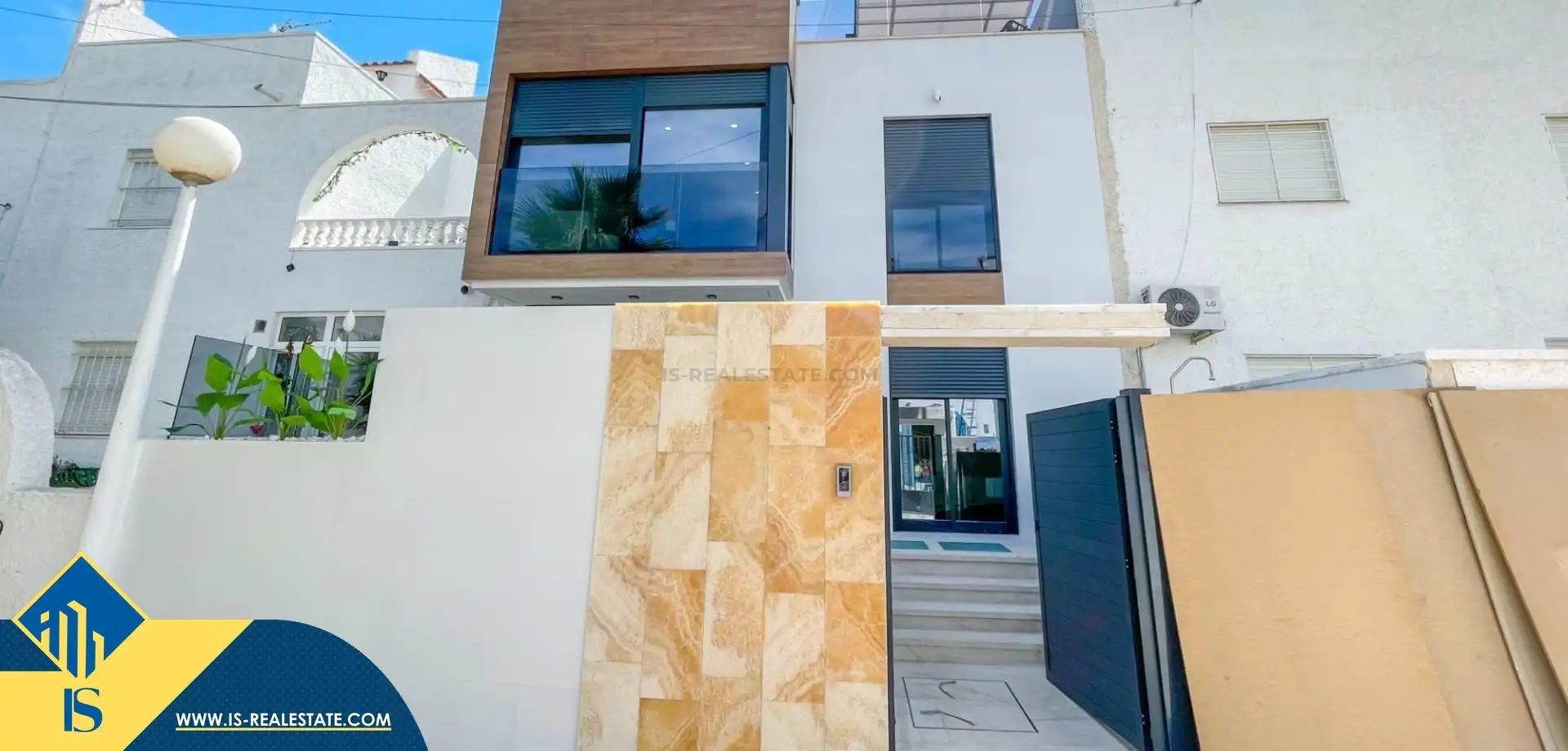 Vista exterior de Casa o chalet en venta en Torrevieja con Terraza, Trastero y Piscina