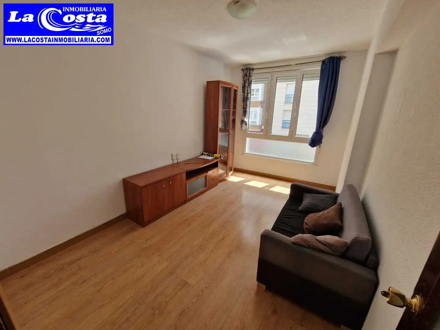 Living room of Flat for sale in Santander  with Parquet flooring, Oven and Washing machine