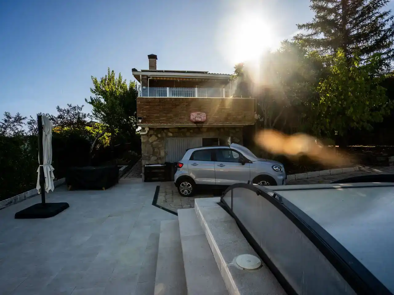 Vista exterior de Casa o xalet en venda en Navahondilla amb Aire condicionat, Piscina i Balcó