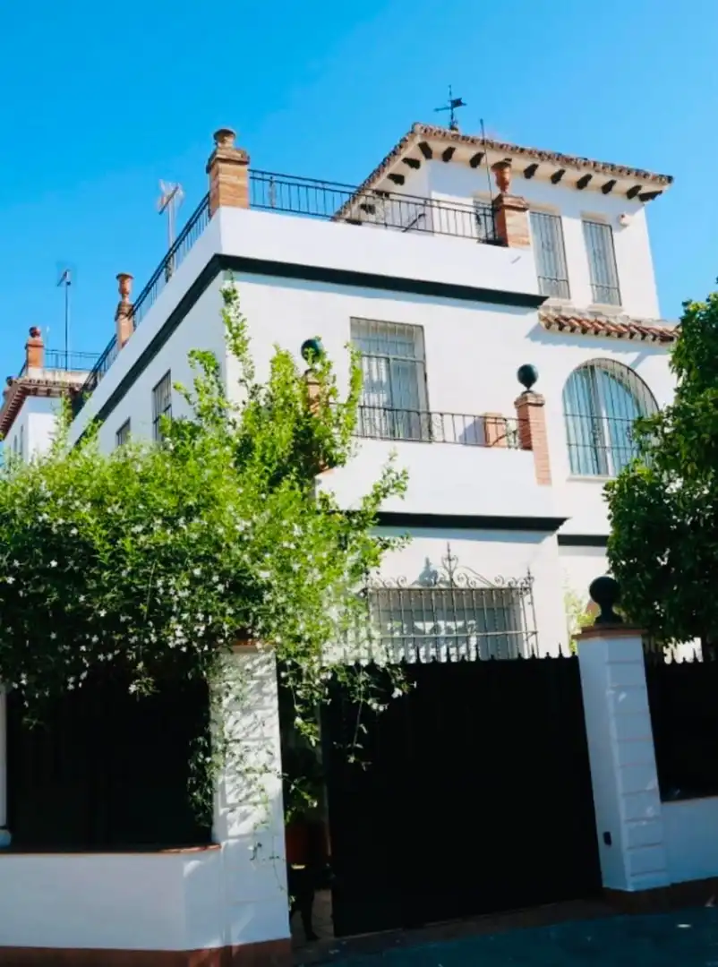 Vista exterior de Casa o xalet en venda en Sevilla amb Aire condicionat, Calefacció i Traster