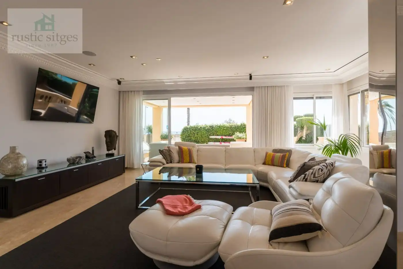 Sala d'estar de Casa o xalet en venda en Sitges amb Aire condicionat, Calefacció i Jardí privat