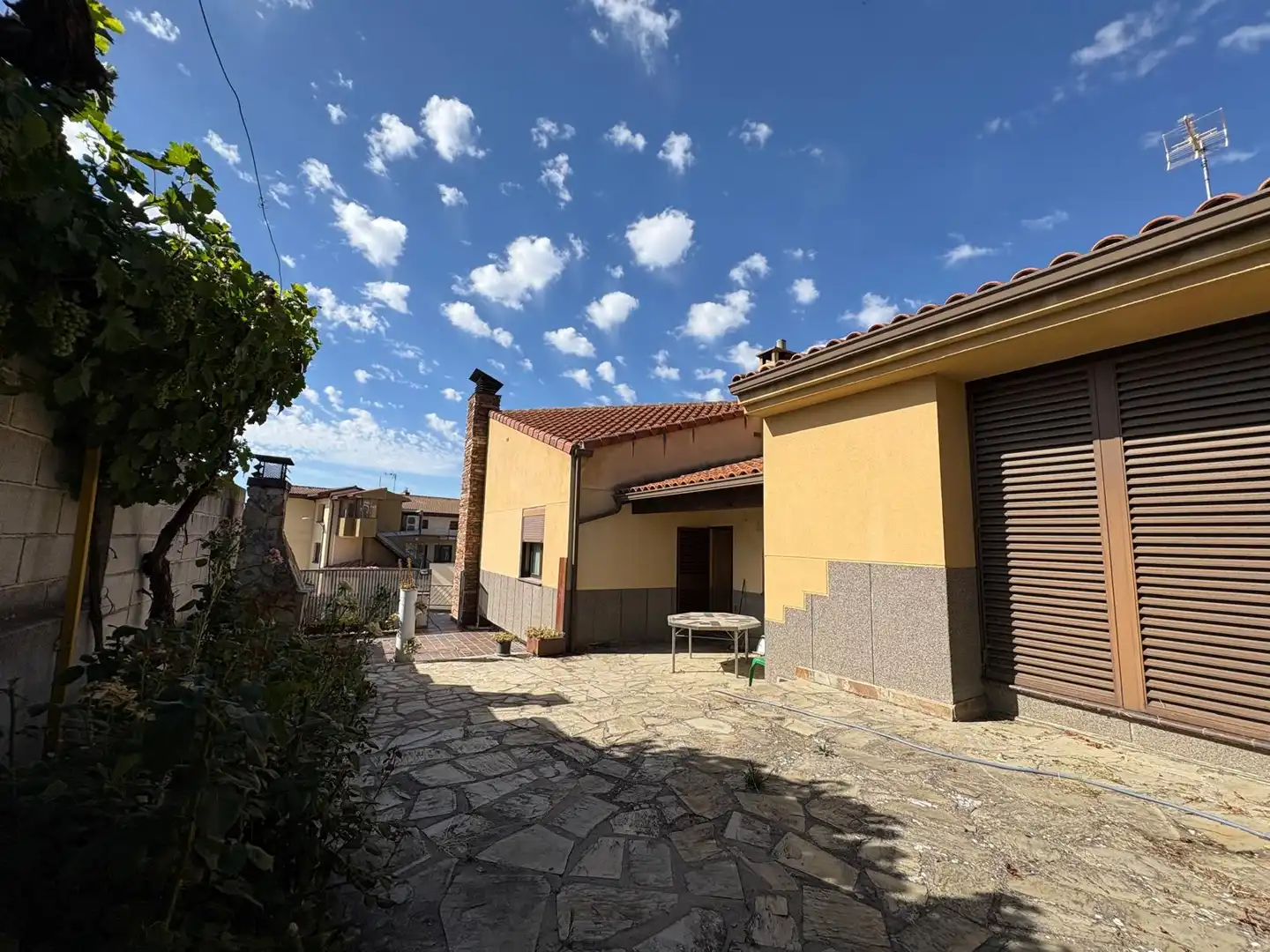 Vista exterior de Casa o xalet en venda en Íscar amb Calefacció, Jardí privat i Terrassa