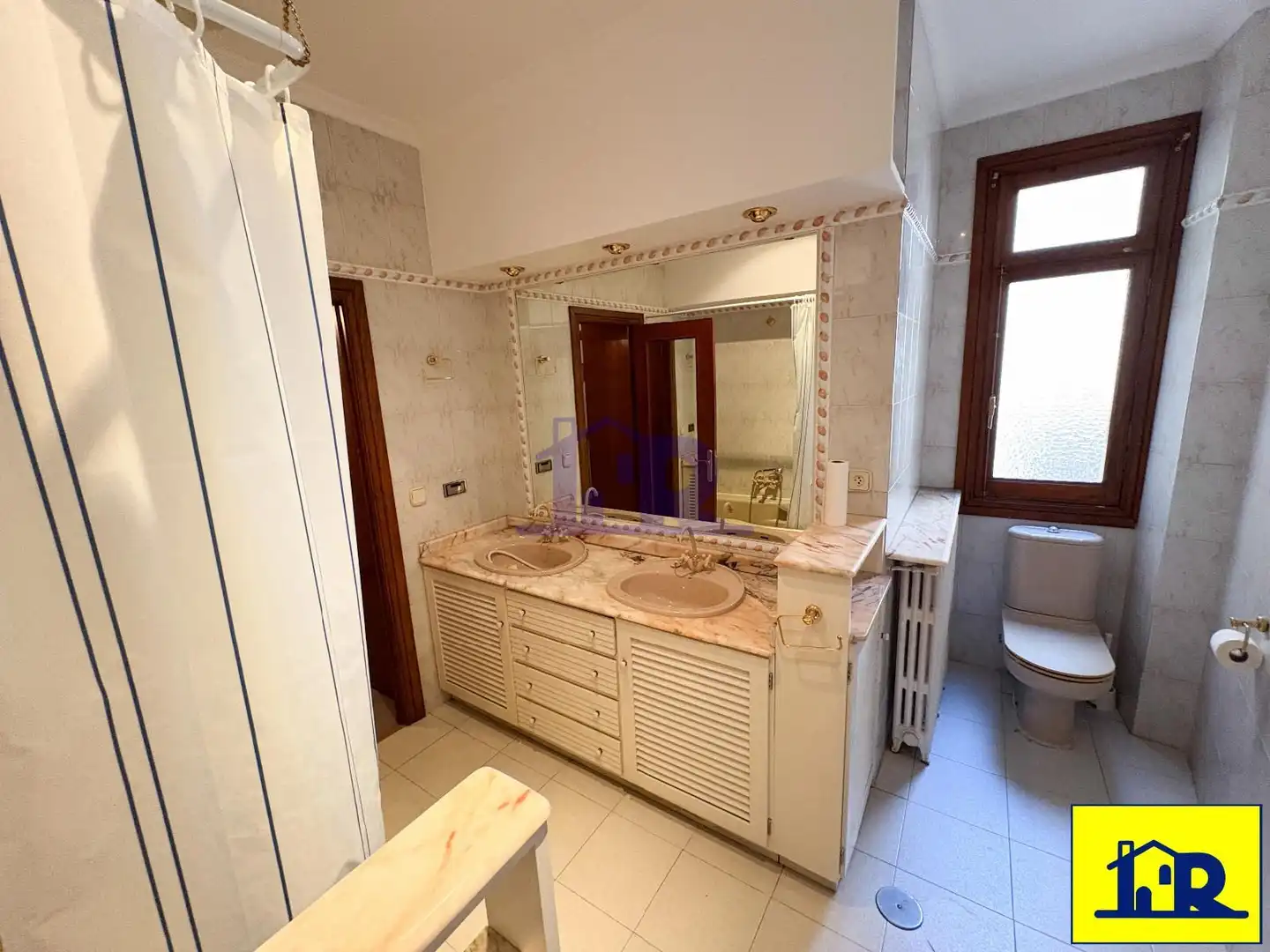 Baño de Piso en venta en Cuenca con Calefacción y Terraza