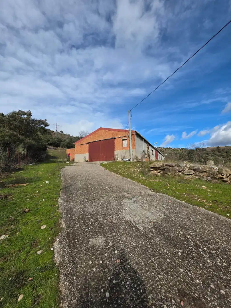 Außenansicht von Fabrikhallen zum Verkauf in Cabanillas de la Sierra