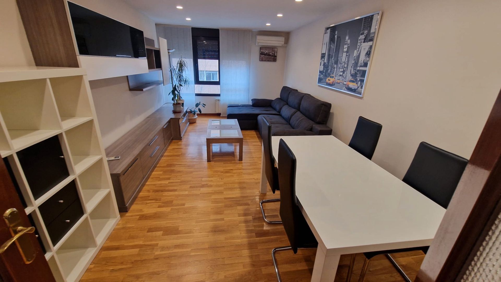 Living room of Apartment to rent in  Logroño  with Air Conditioner, Heating and Parquet flooring