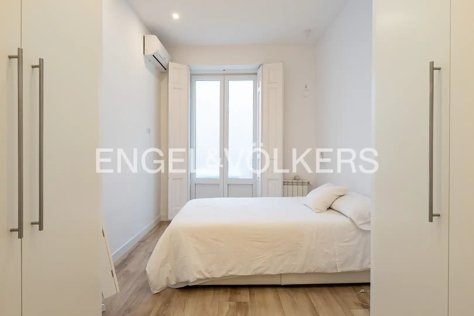 Bedroom of Flat for sale in Madrid  with Air Conditioner, Heating and Balcony
