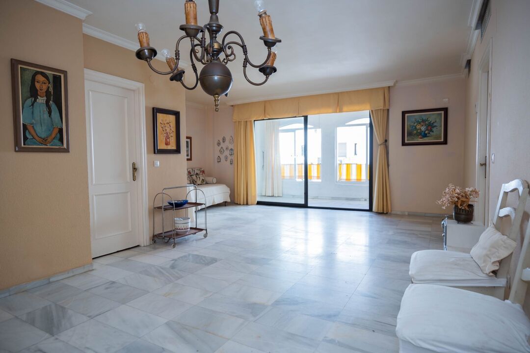 Wohnung zum Verkauf in Marbella mit Heizung, Privatgarten und Terrasse