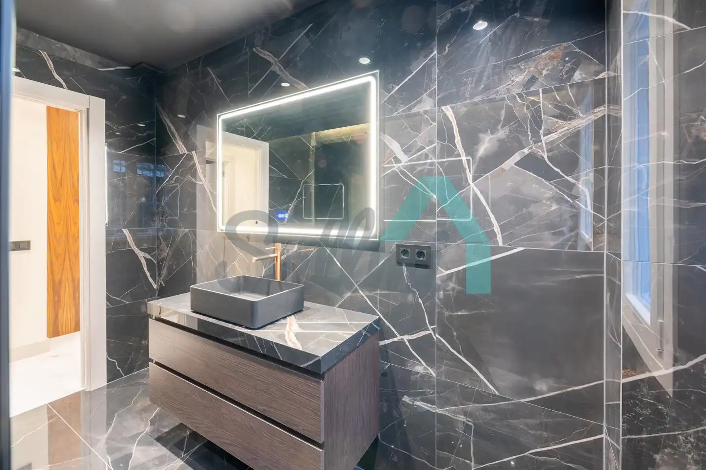 Baño de Piso en venta en Oviedo  con Calefacción, Trastero y Balcón