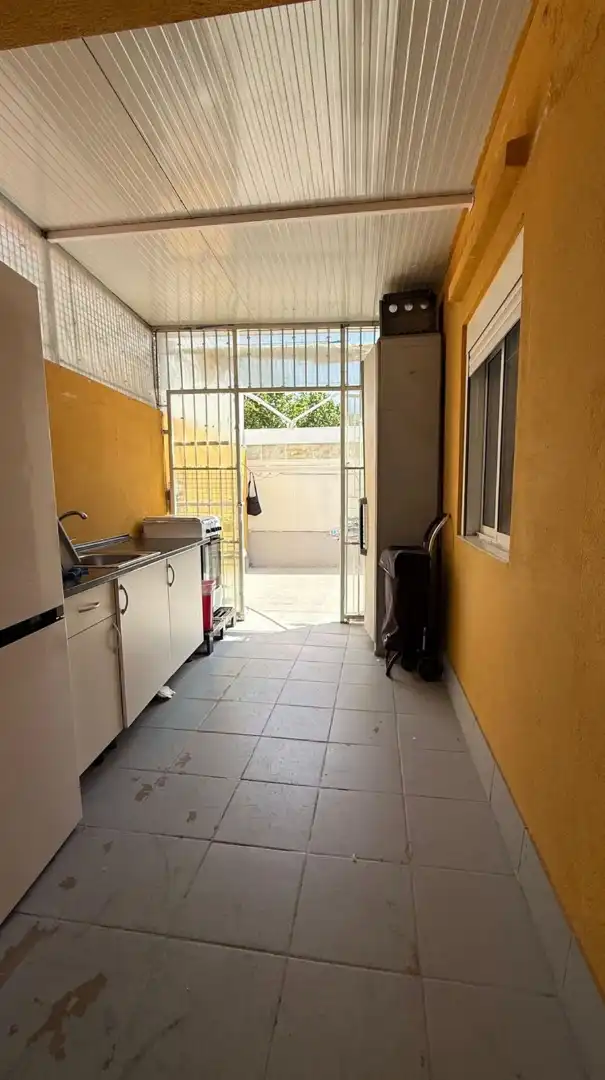 Cuina de Casa adosada en venda en Cornellà de Llobregat amb Aire condicionat, Calefacció i Terrassa
