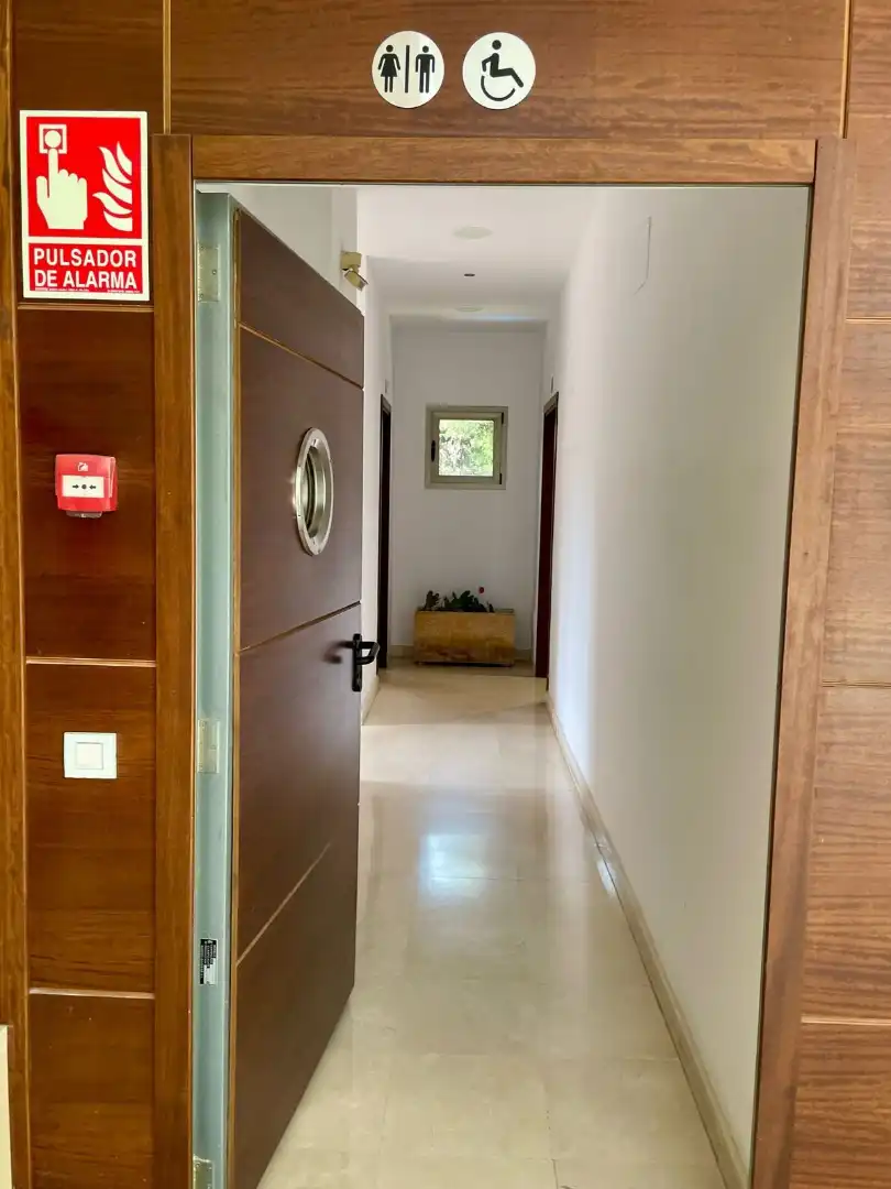 Office for sale in Marbella  with Air Conditioner and Furnished