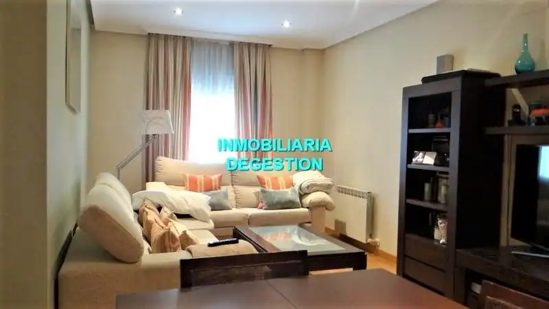 Wohnzimmer von Dachboden zum Verkauf in Linares mit Klimaanlage, Heizung und Privatgarten