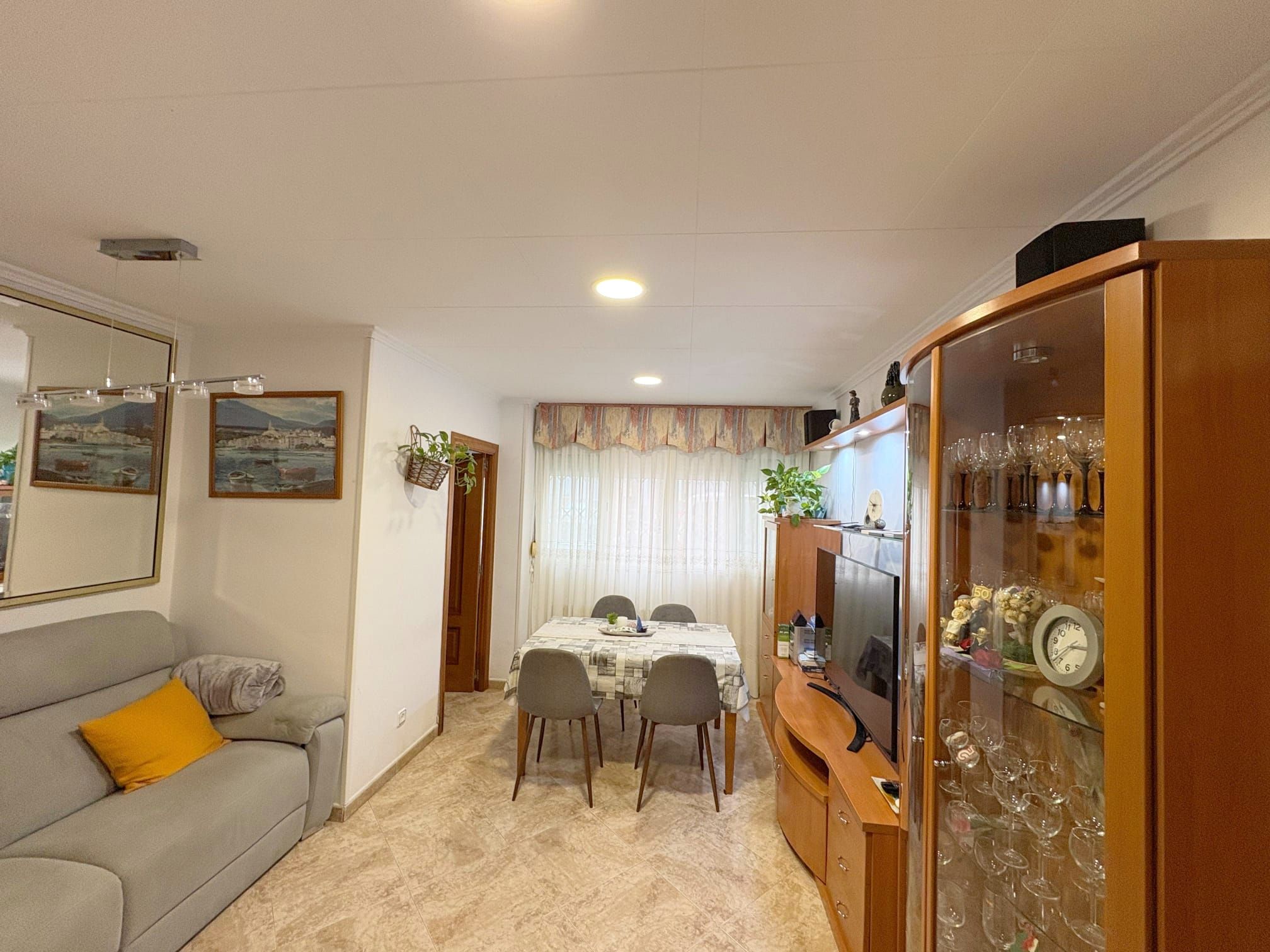 Sala d'estar de Planta baixa en venda en Cornellà de Llobregat amb Calefacció