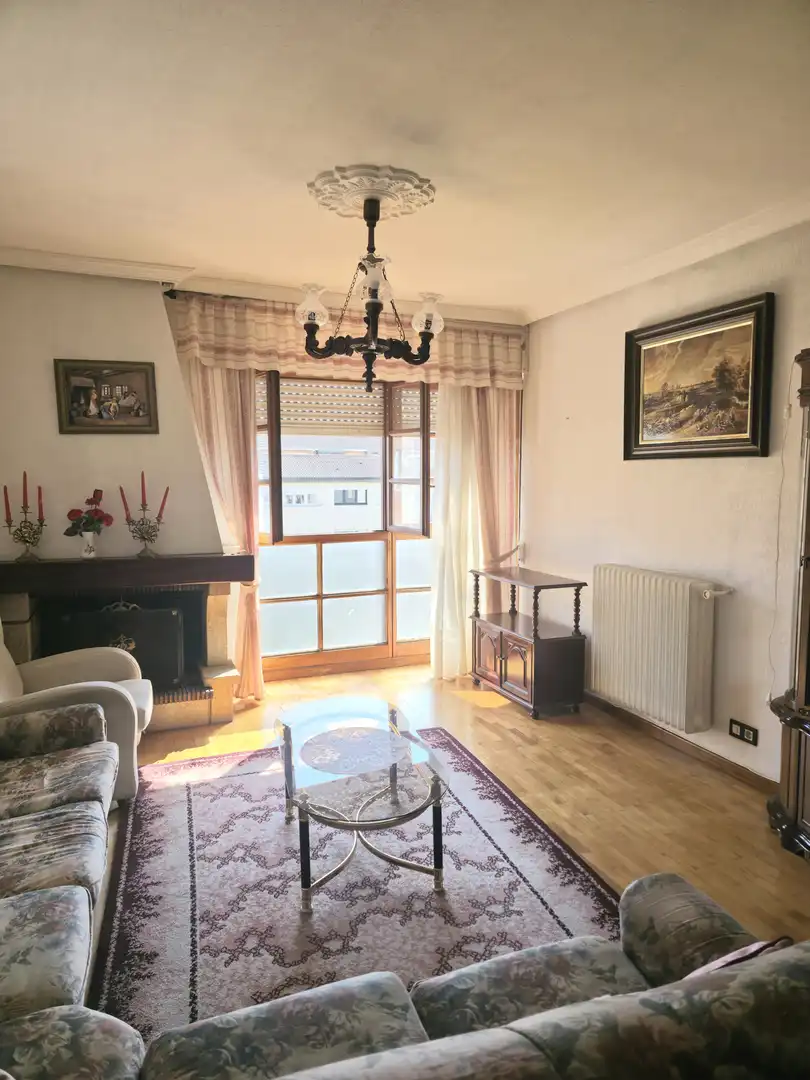 Sala d'estar de Pis en venda en Aguilar de Campoo amb Calefacció, Parquet i Traster
