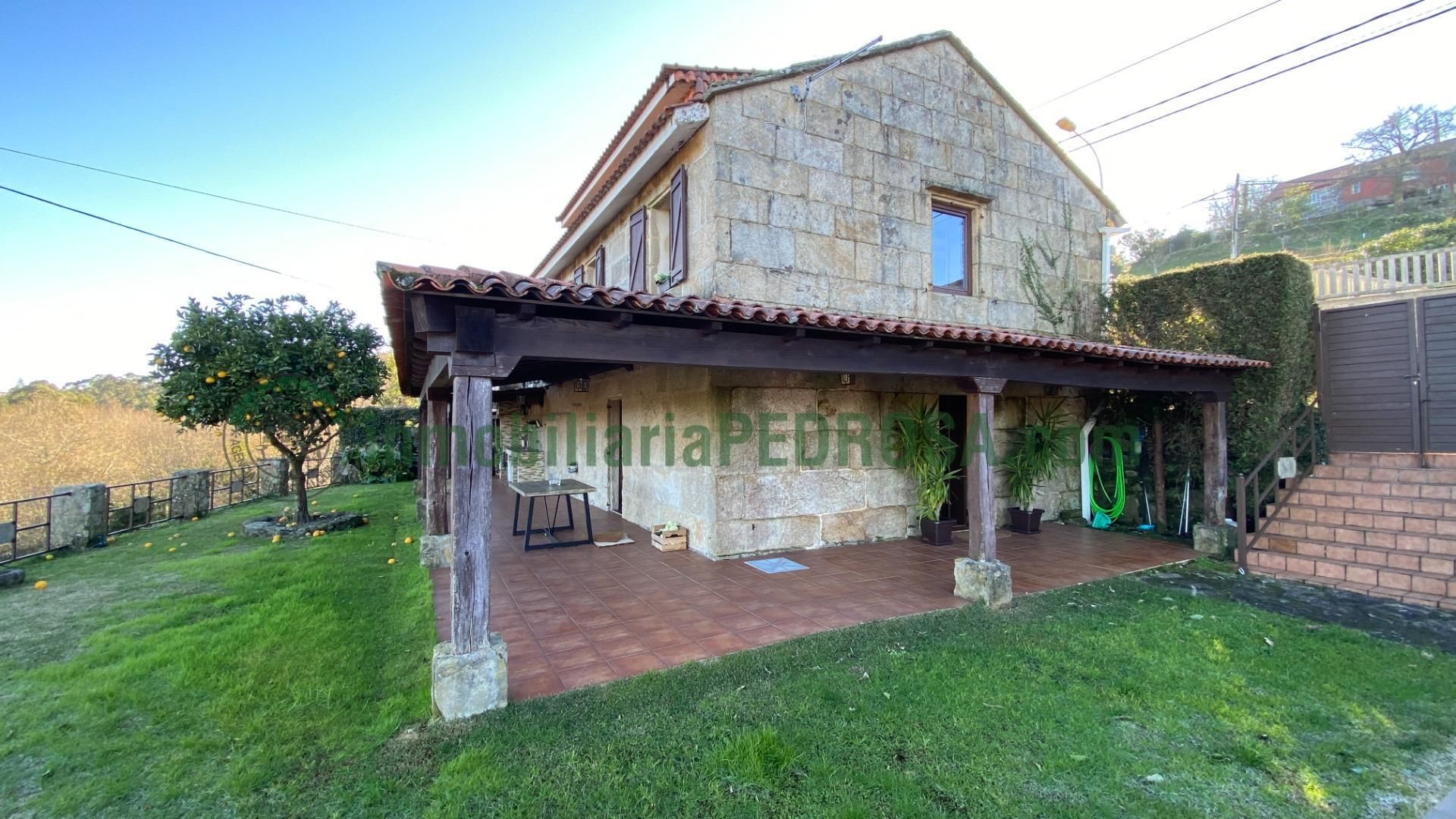 Vista exterior de Casa o xalet en venda en Ponte Caldelas amb Calefacció, Jardí privat i Piscina
