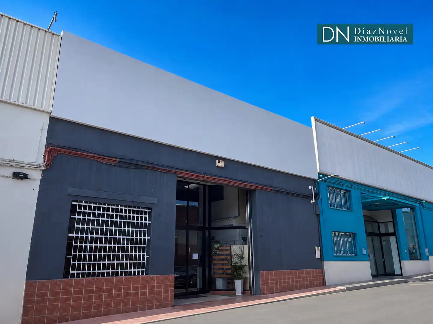 Vista exterior de Nave industrial de alquiler en Málaga con Alarma