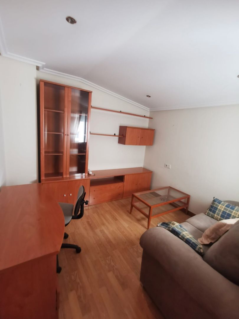 Dormitori de Estudi de lloguer en Ourense Capital  amb Calefacció, Parquet i Moblat
