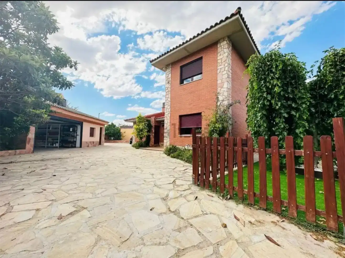 Vista exterior de Casa o chalet para compartir en Cadrete con Jardín privado, Parquet y Trastero