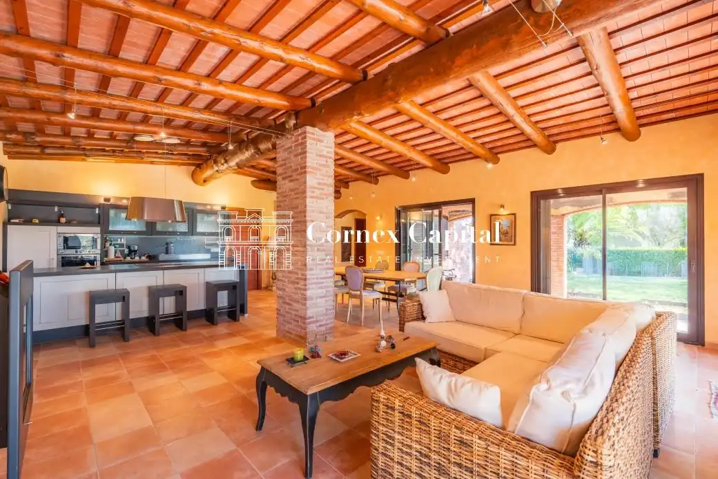 Sala d'estar de Finca rústica en venda en Torroella de Montgrí amb Aire condicionat, Calefacció i Jardí privat