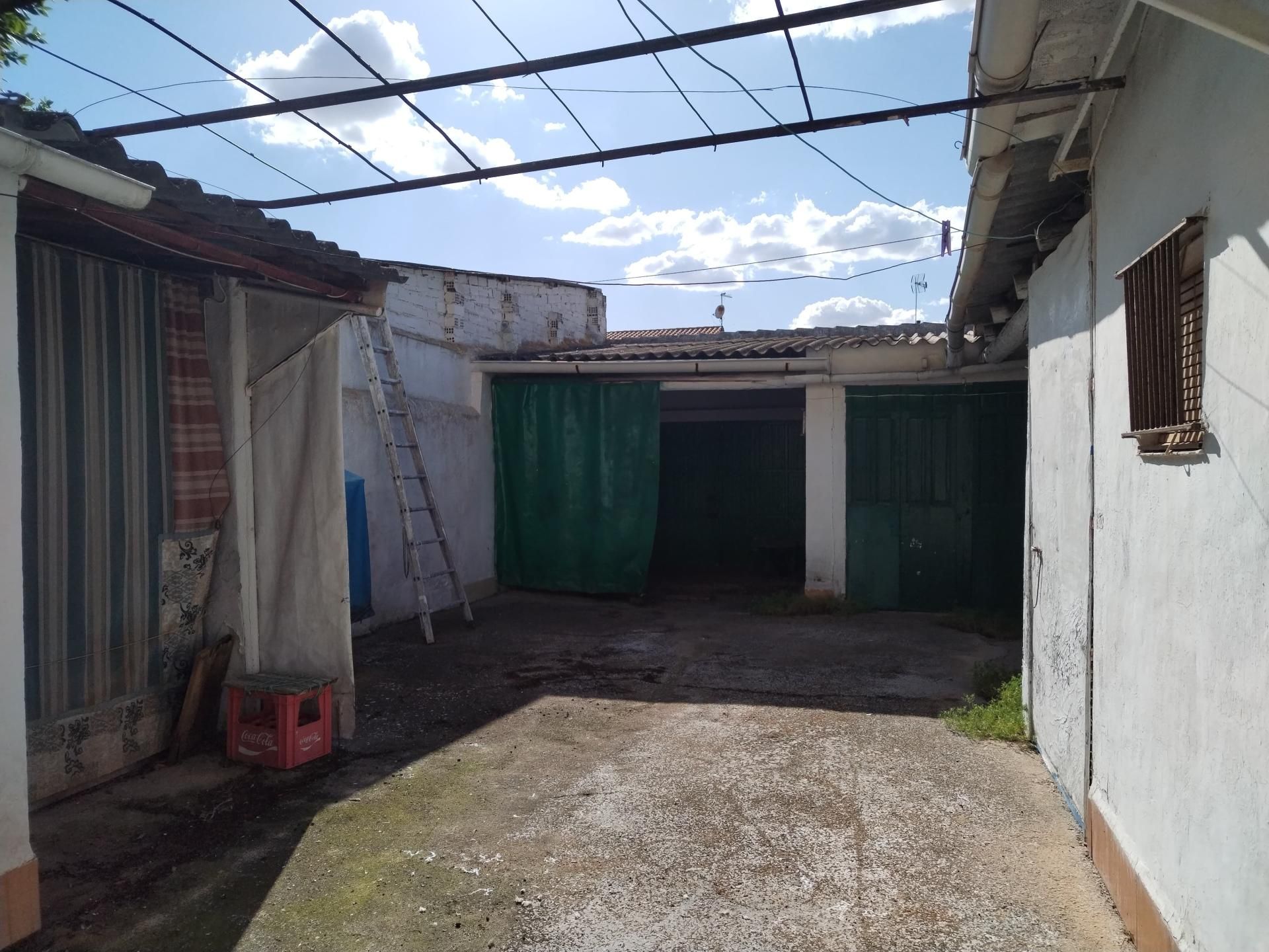 Aparcament de Casa adosada en venda en Alcázar de San Juan amb Calefacció