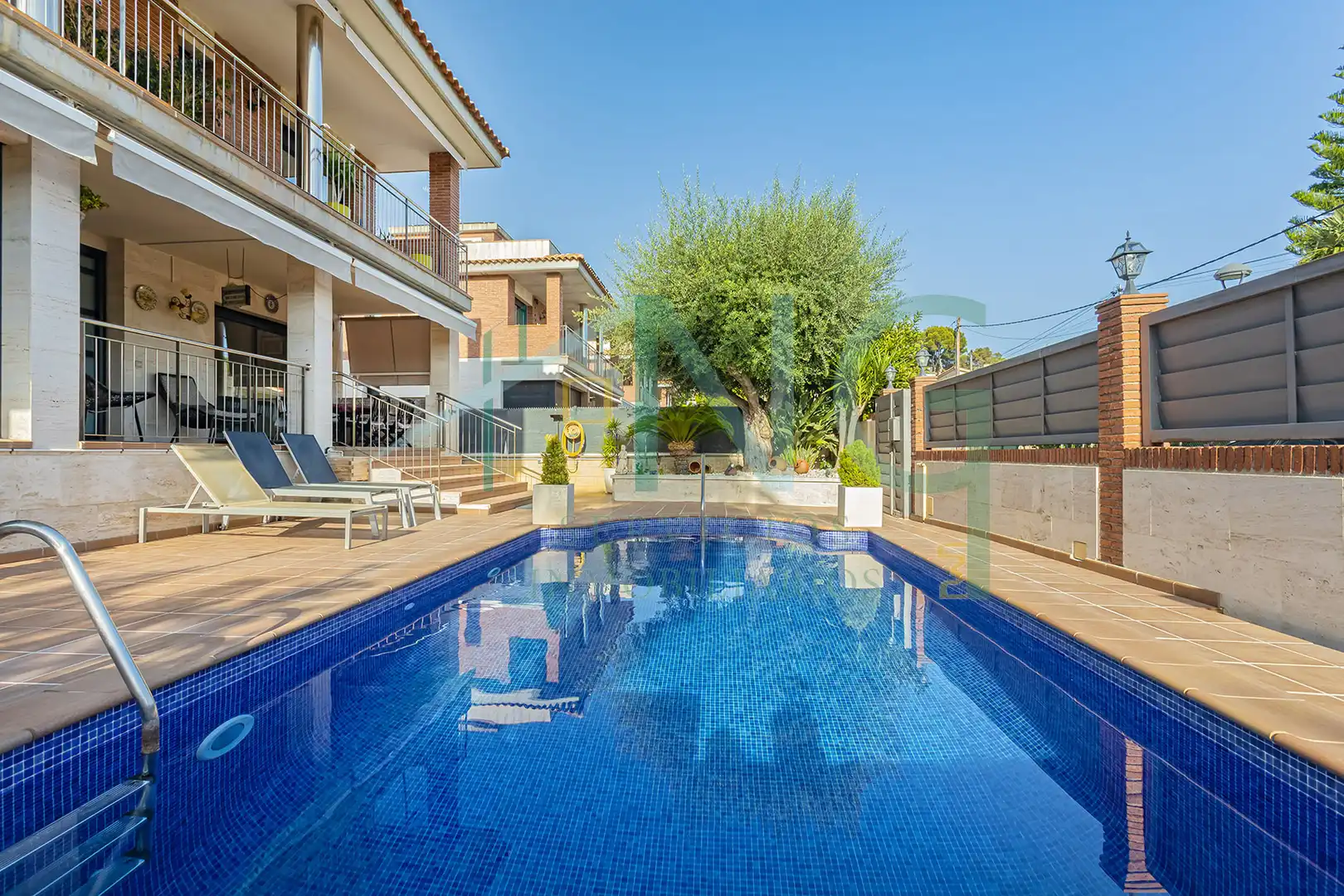 Casa con piscina en venta en el Carrer de Nicaragua, imagen 3