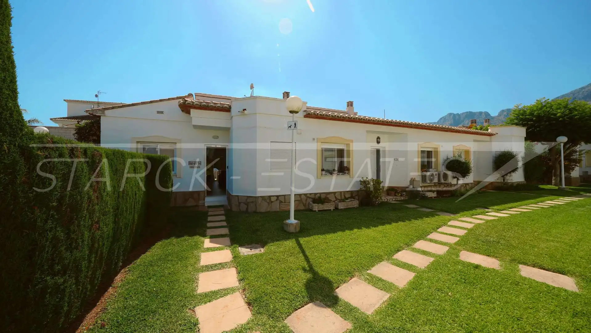 Vista exterior de Casa o xalet en venda en Beniarbeig amb Aire condicionat i Piscina