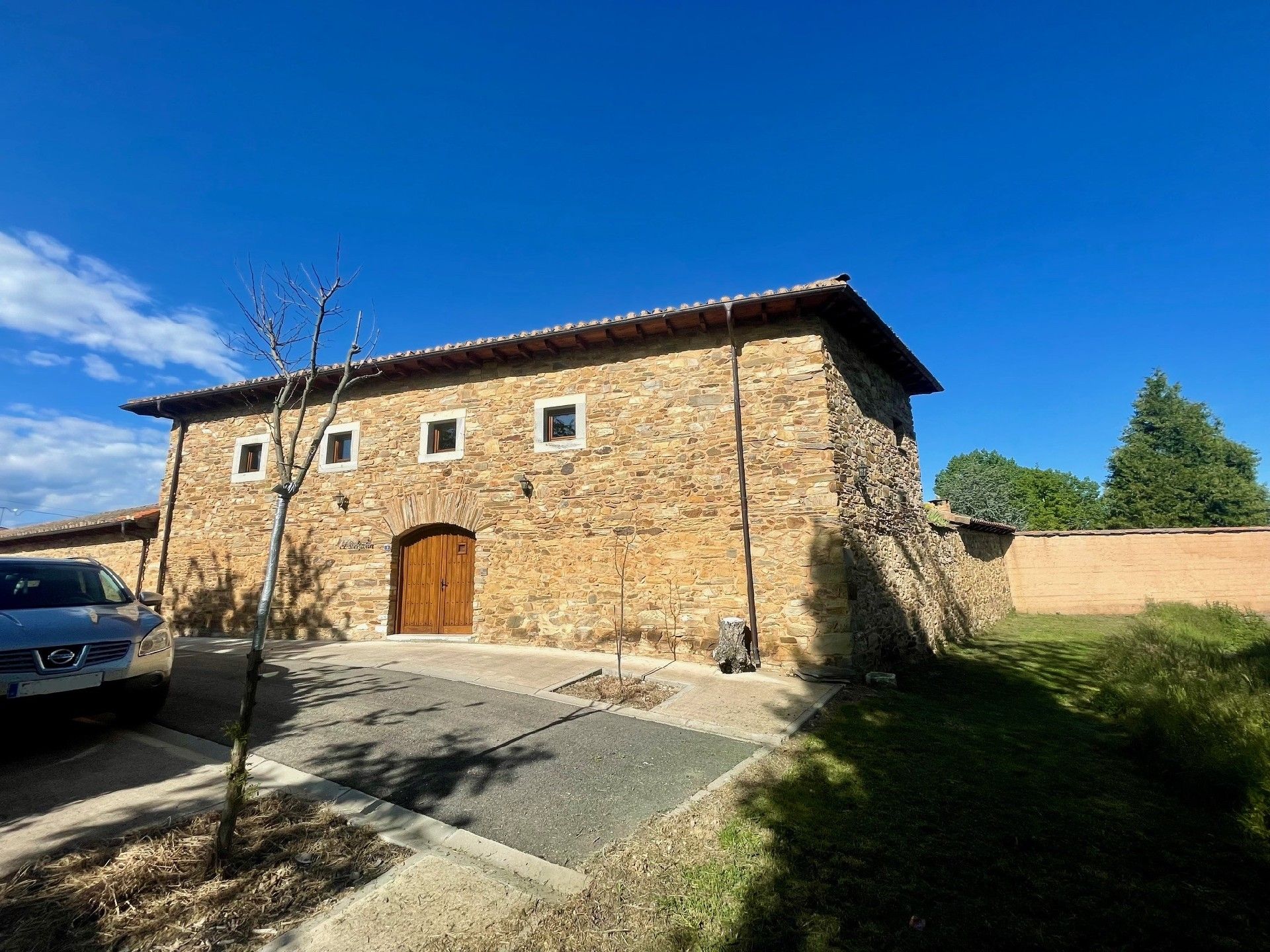 Exterior view of House or chalet for sale in Santiago Millas  with Heating, Private garden and Swimming Pool