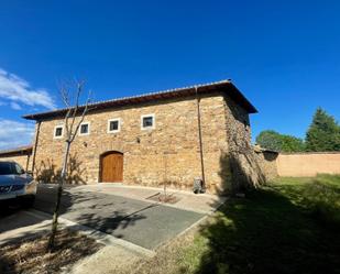 Vista exterior de Casa o xalet en venda en Santiago Millas amb Calefacció, Jardí privat i Piscina