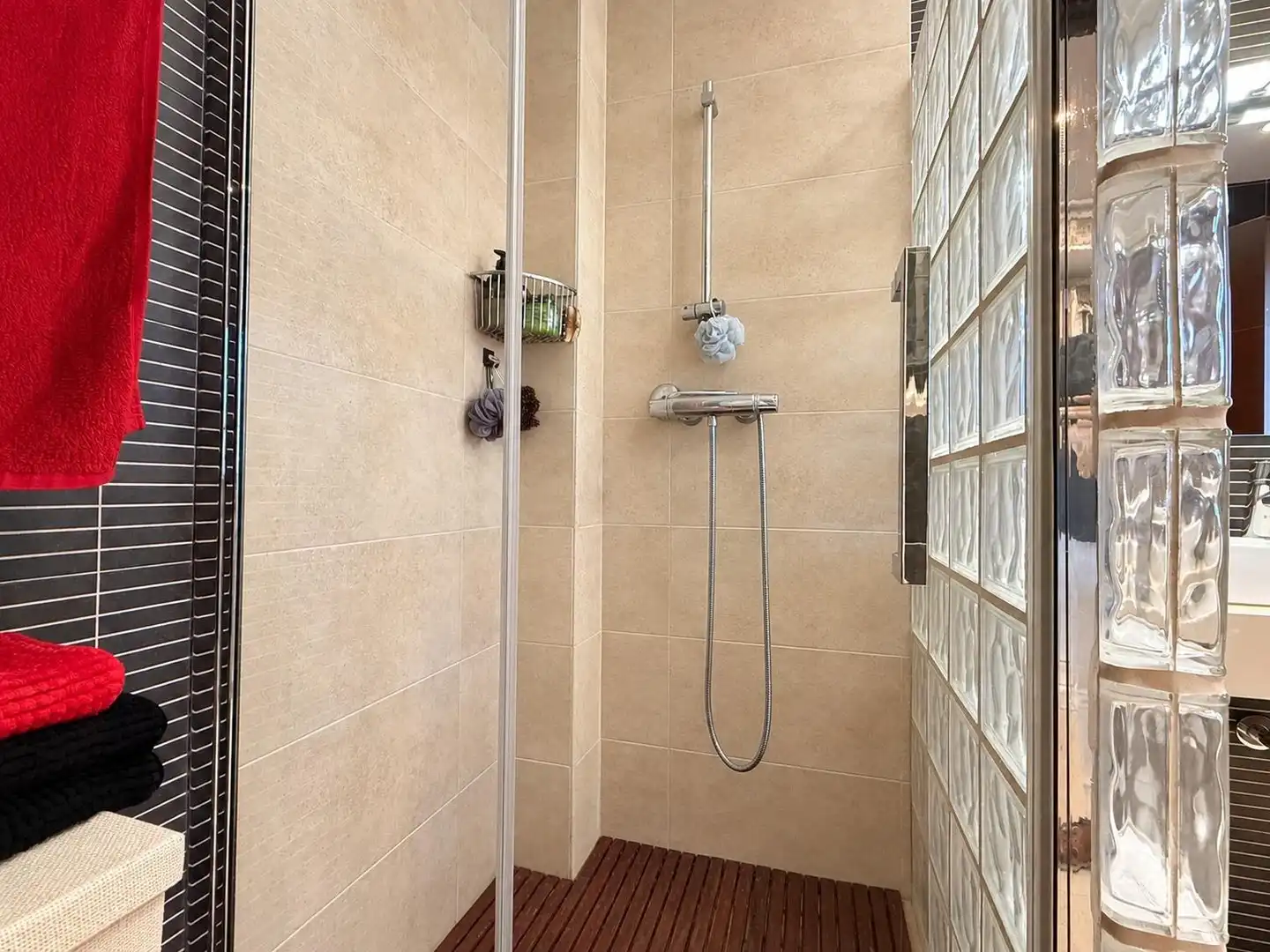 Bathroom of Houses for sale in Chiloeches, Guadalajara